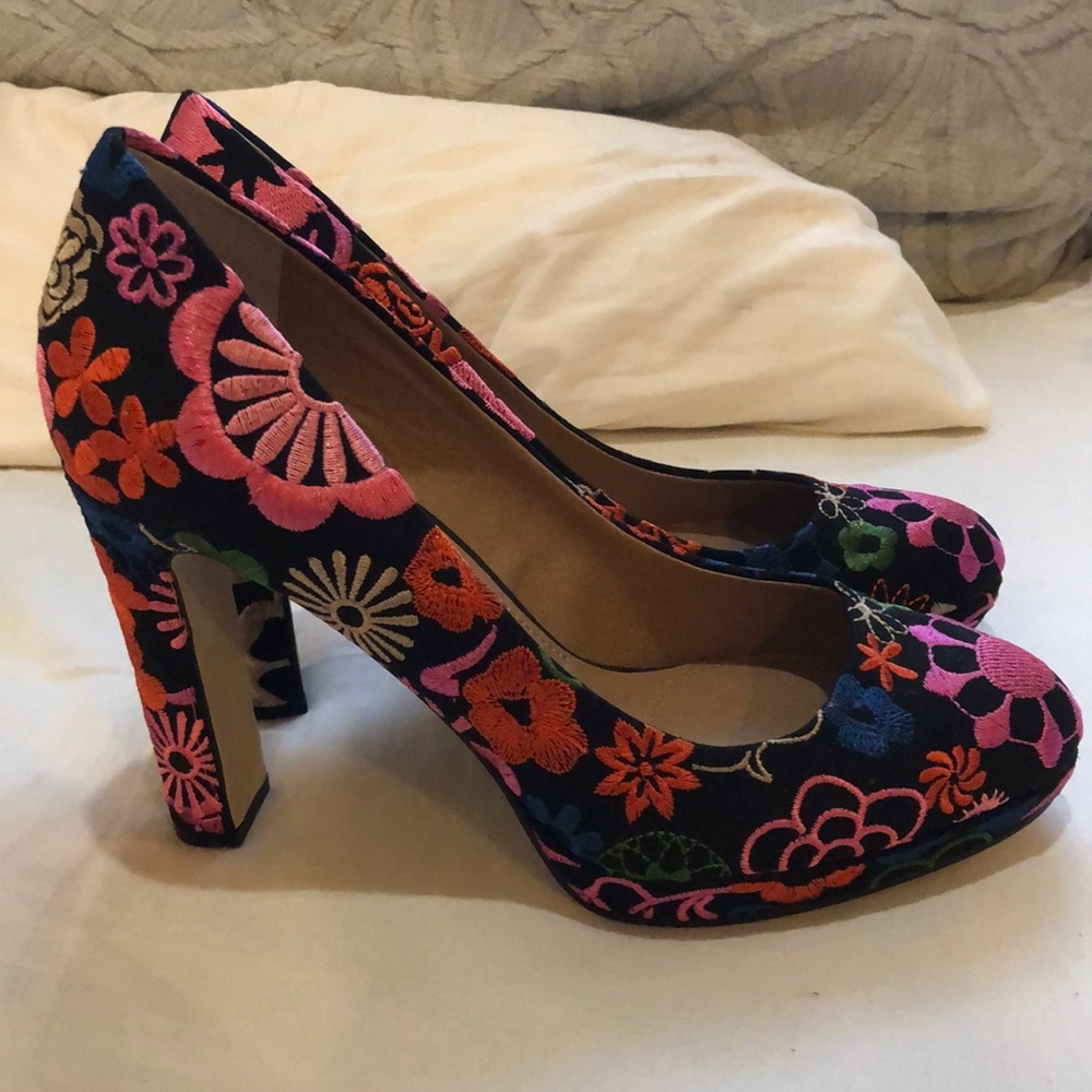 FLIRTY FLORAL BLACK PUMPS!